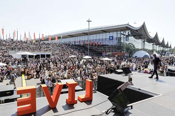 Blick von der IdeenExpo-Bühne auf die Stufen vor Halle 9